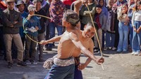 Bagi masyarakat Tengger, Ojung bukan sekadar tontonan, melainkan warisan budaya leluhur yang sarat makna. Tradisi ini diyakini memperkuat ikatan sosial antarwarga serta menumbuhkan semangat gotong royong. ANTARA FOTO/Irfan Sumanjaya
