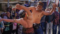 Meski tampak keras, prosesi tersebut dilakukan dengan penuh sportivitas. Setiap cambukan dianggap sebagai simbol pengorbanan dan keteguhan hati untuk menjaga kebersamaan. Tidak ada dendam tersisa, sebab usai pertarungan, keduanya saling berpelukan sebagai tanda persaudaraan. ANTARA FOTO/Irfan Sumanjaya