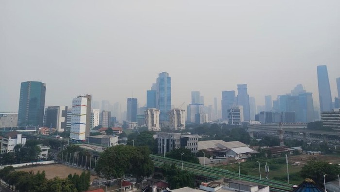 Udara di Jakarta berkabut pagi ini, Senin (25/8/2025)-(Haris/detikcom)
