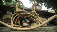 Perajin mengecat keranjang rotan di Grogol, Jakarta, Senin (25/8/2025). Hingga 19 Agustus 2025, realisasi penyaluran KUR telah mencapai Rp169,2 triliun atau 52,1 persen dari target Rp300 triliun tahun ini. ANTARA FOTO/Asprilla Dwi Adha