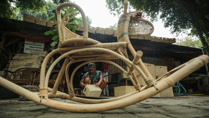 Perajin mengamplas kerajinan rotan di Grogol, Jakarta, Senin (25/8/2025). Kementerian UMKM mencatat hingga 19 Agustus 2025 realisasi penyaluran KUR telah mencapai Rp169,2 triliun atau 52,1 persen dari target Rp300 triliun, dana tersebut telah disalurkan kepada 2,90 juta debitur penerima. ANTARA FOTO/Asprilla Dwi Adha