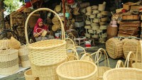 Bagi para pelaku UMKM, kehadiran KUR menjadi angin segar. Selain membantu modal usaha, program ini juga diharapkan mempercepat pemulihan ekonomi sekaligus meningkatkan daya saing usaha kecil di tengah persaingan pasar. ANTARA FOTO/Asprilla Dwi Adha