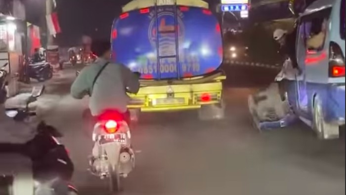 Video aksi sejumlah warga mengejar truk tangki air di Jalan Mayor Oking, Citeureup, Kabupaten Bogor, Jawa Barat, beredar di media sosial (medsos). (dok Ist)