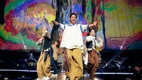 Mantaaaappp sehatt sehattt Kak Vidiii, komentar akun etrs****. Ka vidi sehat , kuat , dan panjang umur … aku jadi sering nonton yutub gara2 nontonin kaka dipothub, beber akun dbetr****. VIDI HARUS SEMBUH YA!!!, kata akun tre***. Sehat selalu, panjang umur Vidi , kami selalu mendoakan mu, jelas akun gter****. Foto: dok instagram Vidi Aldiano