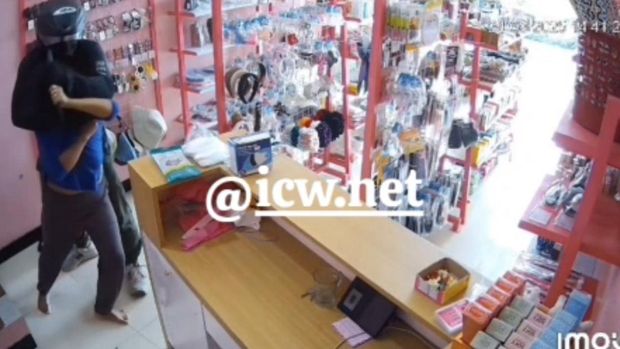 Rekaman CCTV memperlihatkan momen seorang ibu-ibu jadi korban perampokan. Foto diunggah Senin (25/8/2025).