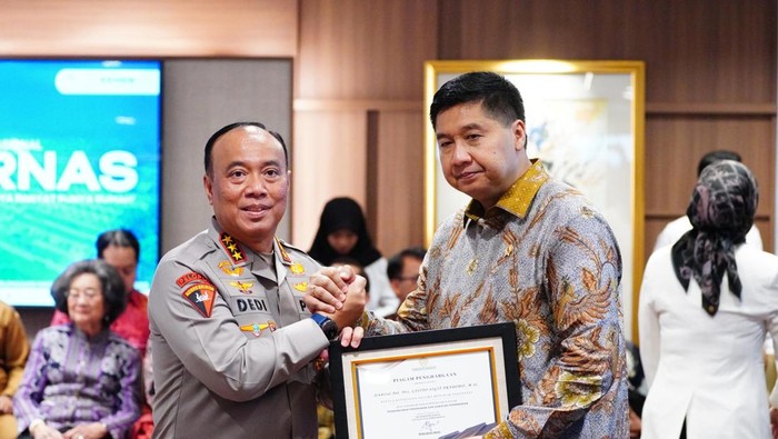Wakapolri Komjen Dedi Prasetyo hadir mewakili Kapolri Jenderal Listyo Sigit Prabowo saat menerima penghargaan dari Menteri PKP Maruarar