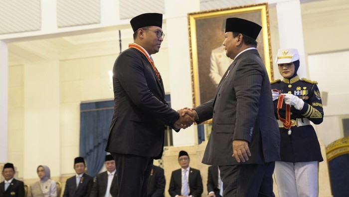 Wamentan Sudaryono menerima tanda kehormatan Bintang Mahaputra Pratama dari Presiden Prabowo. (Dok. ist)