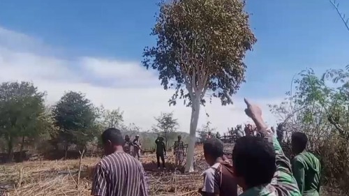 Warga Desa Inbate, Kecamatan Bikomi Nilulat, TTU, NTT, saat mempertahankan batas negara yang digeser oleh Timor Leste, Senin (25/8/2025). (Istimewa)