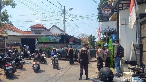 Warga Jalan Yudistira Gang 8, Kelurahan Kendran, dikejutkan dengan penemuan sebuah paket misterius di depan rumah salah seorang warga, Senin (25/8/2025) pagi.
