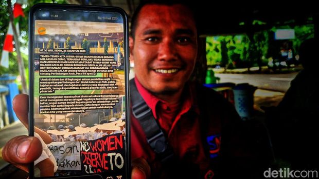 Warga menunjukan instastory pada Instagram SMAN 1 Cicurug, pada instastory itu memperlihatkan sejumlah pelajar membentangkan spanduk stop kekerasan