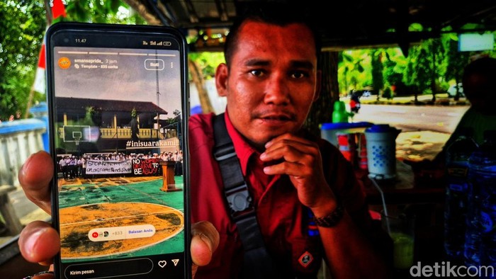 Warga menunjukan instastory pada Instagram SMAN 1 Cicurug, pada instastory itu memperlihatkan sejumlah pelajar membentangkan spanduk stop kekerasan