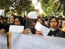 Penampakan Warga Pati Ramai-ramai Pamer Surat Minta KPK Tangkap Bupati