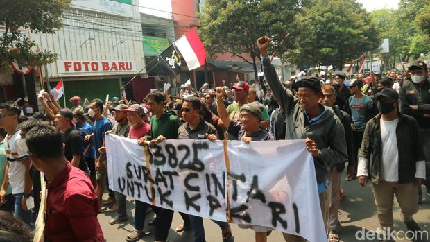 Warga Pati ramai-ramai jalan kaki ke kantor Pos kirim surat untuk KPK segera tangkap Bupati Sudewo, Senin (25/8/2025).
