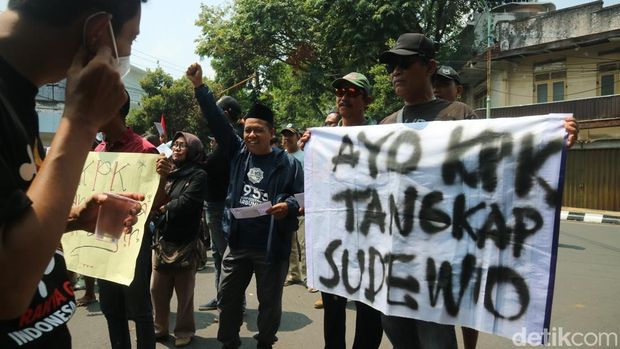 Warga Pati ramai-ramai jalan kaki ke kantor Pos kirim surat untuk KPK segera tangkap Bupati Sudewo, Senin (25/8/2025).