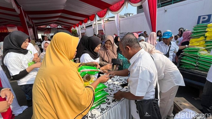 Warga serbu sembako murah di Kantor Kejari Mojokerto