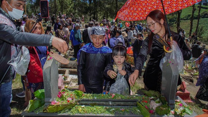 Yadnya Karo, Warisan Budaya Suku Tengger untuk Hormati Leluhur Warga memainkan musik tradisional saat mengiringi warga Suku Tengger pada Hari Raya Karo di Desa Ranupani, Lumajang, Jawa Timur, Senin (25/8/2025). Yadnya Karo atau Hari Raya Karo yang diperingati setiap tanggal 15 pada bulan Karo dalam penanggalan kalender Saka tersebut untuk menghormati para leluhur dan ucapan rasa syukur kepada Tuhan Yang Maha Esa. ANTARA FOTO/Irfan Sumanjaya
