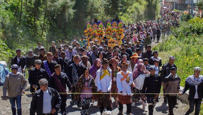 Warga memainkan musik tradisional saat mengiringi warga Suku Tengger pada Hari Raya Karo di Desa Ranupani, Lumajang, Jawa Timur, Senin (25/8/2025). Yadnya Karo atau Hari Raya Karo yang diperingati setiap tanggal 15 pada bulan Karo dalam penanggalan kalender Saka tersebut untuk menghormati para leluhur dan ucapan rasa syukur kepada Tuhan Yang Maha Esa. ANTARA FOTO/Irfan Sumanjaya