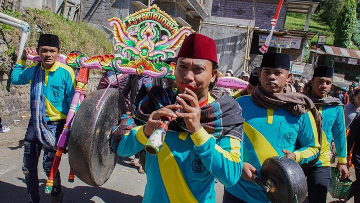 Yadnya Karo, Warisan Budaya Suku Tengger untuk Hormati Leluhur Warga memainkan musik tradisional saat mengiringi warga Suku Tengger pada Hari Raya Karo di Desa Ranupani, Lumajang, Jawa Timur, Senin (25/8/2025). Yadnya Karo atau Hari Raya Karo yang diperingati setiap tanggal 15 pada bulan Karo dalam penanggalan kalender Saka tersebut untuk menghormati para leluhur dan ucapan rasa syukur kepada Tuhan Yang Maha Esa. ANTARA FOTO/Irfan Sumanjaya