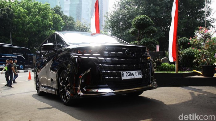 24 Kendaraan Disita KPK, Mobil Mewah Noel Jadi Bukti Terbaru Para jurnalis memotret mobil Alphard B-2364-UYQ di Gedung KPK, Jakarta, Selasa (26/8/2025). Kendaraan itu disita dari rumah mantan Wamenaker Immanuel Ebenezer alias Noel terkait kasus pemerasan sertifikasi K3.