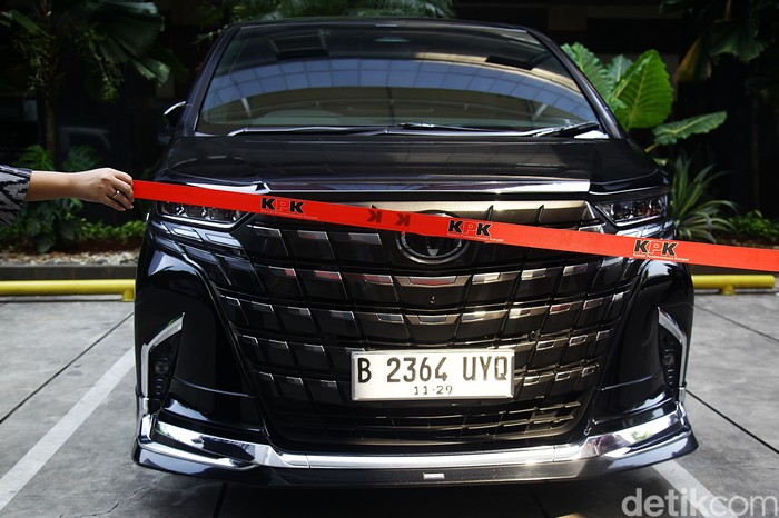 Para jurnalis memotret mobil Alphard B-2364-UYQ di Gedung KPK, Jakarta, Selasa (26/8/2025). Kendaraan itu disita dari rumah mantan Wamenaker Immanuel Ebenezer alias Noel terkait kasus pemerasan sertifikasi K3.