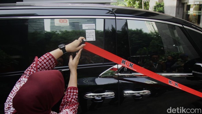 24 Kendaraan Disita KPK, Mobil Mewah Noel Jadi Bukti Terbaru Para jurnalis memotret mobil Alphard B-2364-UYQ di Gedung KPK, Jakarta, Selasa (26/8/2025). Kendaraan itu disita dari rumah mantan Wamenaker Immanuel Ebenezer alias Noel terkait kasus pemerasan sertifikasi K3.