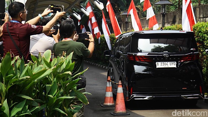 24 Kendaraan Disita KPK, Mobil Mewah Noel Jadi Bukti Terbaru Para jurnalis memotret mobil Alphard B-2364-UYQ di Gedung KPK, Jakarta, Selasa (26/8/2025). Kendaraan itu disita dari rumah mantan Wamenaker Immanuel Ebenezer alias Noel terkait kasus pemerasan sertifikasi K3.