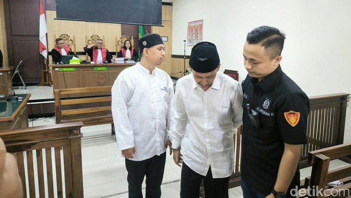 Adhienata Putra Deva selaku asisten surveyor Badan Pertanahan Nasional (BPN) Gresik saat dipersidangan