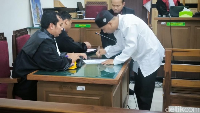 Adhienata Putra Deva selaku asisten surveyor Badan Pertanahan Nasional (BPN) Gresik saat dipersidangan