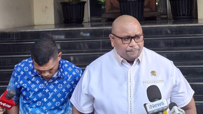 Adrianus Agau (berkemeja putih), kuasa hukum tersangka Eras, penculik Kacab Bank di Jakarta.