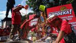 Peternak Ayam Solo Raya Gelar Aksi Mandi Jagung Protes Harga Pakan Mahal