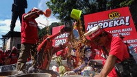 Anggota Peternak Ayam Rakyat Solo Raya melakukan mandi jagung saat aksi damai menyikapi harga jagung pakan ternak yang mahal di kawasan Gladak, Solo, Jawa Tengah, Selasa (26/8/2025). Foto: ANTARA FOTO/Maulana Surya