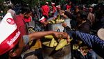 Peternak Ayam Solo Raya Gelar Aksi Mandi Jagung Protes Harga Pakan Mahal