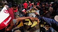 Aksi ini dilakukan sebagai bentuk protes terhadap tingginya harga jagung yang berdampak pada biaya pakan ternak. Foto: ANTARA FOTO/Maulana Surya
