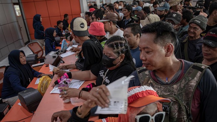 Sejumlah warga mengantre mengirimkan surat berisi desakan kepada Komisi Pemberantasan Korupsi (KPK) terkait dugaan korupsi Bupati Pati Sudewo di Kantor Pos Pati, Kabupaten Pati, Jawa Tengah Senin (25/8/2025). Aksi mengirimkan surat sejak Sabtu (23/8) hingga (31/8) secara bertahap dan serentak dari total sekitar 10.000 rancangan surat yang dibagikan Aliansi Masyarakat Pati Bersatu itu ditujukan untuk mendesak KPK mengusut tuntas kasus dugaan korupsi dalam proyek pemeliharaan dan pembangunan jalur kereta api antara Solo Balapan, Kadipiro, dan Kalioso yang melibatkan Sudewo saat masih menjabat anggota DPR periode 2019-2024. ANTARA FOTO/Aji Styawan/rwa.