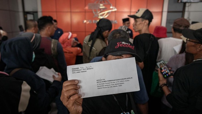Aksi Warga Pati Kirim Ribuan Surat Desak KPK Usut Dugaan Korupsi Bupati Sudewo Sejumlah warga mengantre mengirimkan surat berisi desakan kepada Komisi Pemberantasan Korupsi (KPK) terkait dugaan korupsi Bupati Pati Sudewo di Kantor Pos Pati, Kabupaten Pati, Jawa Tengah Senin (25/8/2025). Aksi mengirimkan surat sejak Sabtu (23/8) hingga (31/8) secara bertahap dan serentak dari total sekitar 10.000 rancangan surat yang dibagikan Aliansi Masyarakat Pati Bersatu itu ditujukan untuk mendesak KPK mengusut tuntas kasus dugaan korupsi dalam proyek pemeliharaan dan pembangunan jalur kereta api antara Solo Balapan, Kadipiro, dan Kalioso yang melibatkan Sudewo saat masih menjabat anggota DPR periode 2019-2024. ANTARA FOTO/Aji Styawan/rwa.