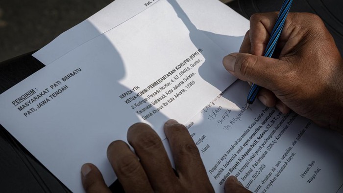 Sejumlah warga mengantre mengirimkan surat berisi desakan kepada Komisi Pemberantasan Korupsi (KPK) terkait dugaan korupsi Bupati Pati Sudewo di Kantor Pos Pati, Kabupaten Pati, Jawa Tengah Senin (25/8/2025). Aksi mengirimkan surat sejak Sabtu (23/8) hingga (31/8) secara bertahap dan serentak dari total sekitar 10.000 rancangan surat yang dibagikan Aliansi Masyarakat Pati Bersatu itu ditujukan untuk mendesak KPK mengusut tuntas kasus dugaan korupsi dalam proyek pemeliharaan dan pembangunan jalur kereta api antara Solo Balapan, Kadipiro, dan Kalioso yang melibatkan Sudewo saat masih menjabat anggota DPR periode 2019-2024. ANTARA FOTO/Aji Styawan/rwa.