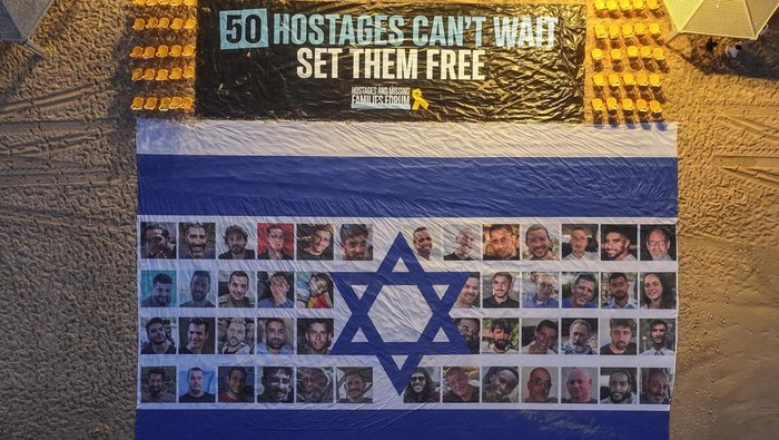 Aktivis Israel Minta Hentikan Perang ke Gaza Lewat Instalasi Ini Tampak dari udara, instalasi aktivis di tepi Laut Tengah, Tel Aviv, Israel menyerukan penghentian perang di Gaza, Selasa (26/8/2025).