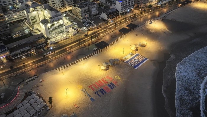 Aktivis Israel Minta Hentikan Perang ke Gaza Lewat Instalasi Ini Tampak dari udara, instalasi aktivis di tepi Laut Tengah, Tel Aviv, Israel menyerukan penghentian perang di Gaza, Selasa (26/8/2025).