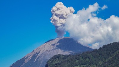 Aktivitas Meningkat, Gunung Semeru Keluarkan Asap Vulkanis