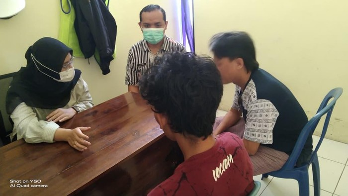 Proses mediasi terhadap pelaku pembakaran rumah orangtuanya di Desa Pakuncen, Kecamatan Bobotsari, Kabupaten Purbalingga, Selasa (26/8/2025).