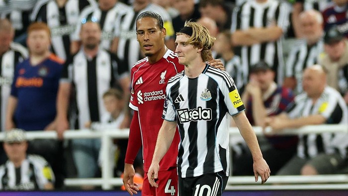 NEWCASTLE UPON TYNE, ENGLAND - AUGUST 25: Anthony Gordon of Newcastle United reacts having being shown a red card by referee Simon Hooper (not pictured) after an on-field VAR review overturns the decision to award a yellow card for a foul on Virgil v