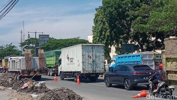 Antrean kendaraan di jalan Jogja-Solo perbatasan Klaten-Boyolali-Sukoharjo, Selasa (26/8/2025).