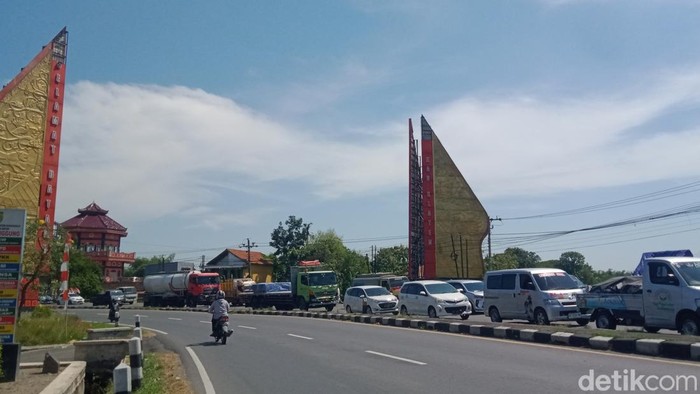 Antrean kendaraan di jalan Jogja-Solo perbatasan Klaten-Boyolali-Sukoharjo, Selasa (26/8/2025).