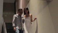 Usai manggung di Bali akhir pekan kemarin, Ari Lasso, memberikan kejutan untuk kekasihnya, Dearly Djoshua. Foto: dok instagram Ari Lasso