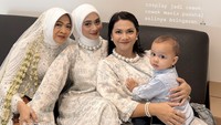 Ayudia Bing Slamet mendampingi ibunda menikah dengan pria yang diketahui bernama Waldy. Ibunda Ayudia simpel memakai kebaya, hijab, dan veil putih. Ada roncean melati menghiasi jilbab ibunda. Foto: Instagram @ayudiac
