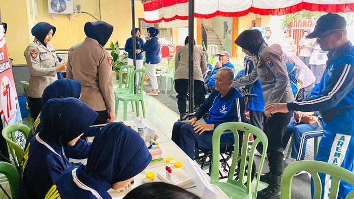 Bakti kesehatan Polwan Polresta Malang Kota