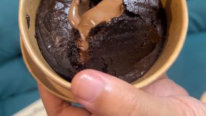 Video: Cicip Brownies Viral buatan Vinny Kuliner Sama Cici, Gimana Rasanya?