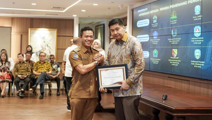 Bupati Bandung Dadang Supriatna saat menerima penghargaan dari Menteri Perumahan dan Kawasan Permukiman (PKP), Maruarar Sirait (Ara).