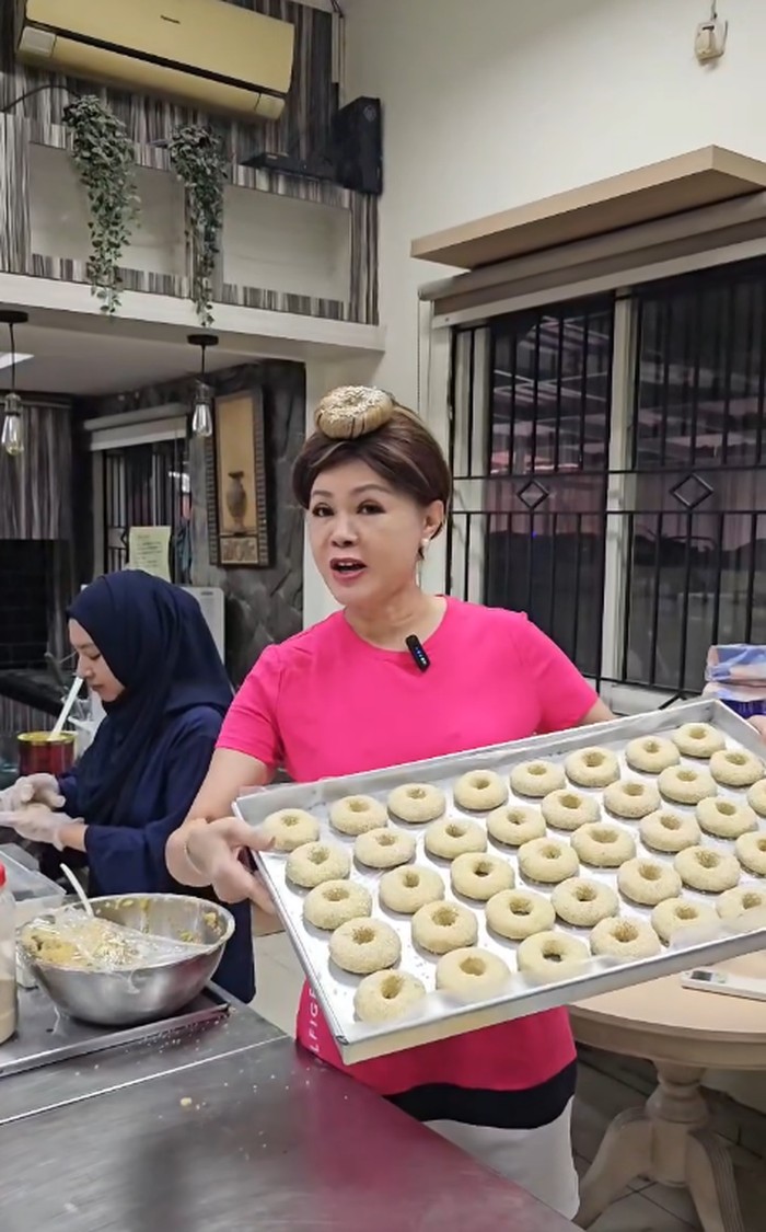 Ci Mehong memiliki gaya nyentrik saat berjualan