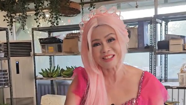 10 Gaya Nyentrik Ci Mehong, Pakai Rambut Donat hingga Kostum Mermaid